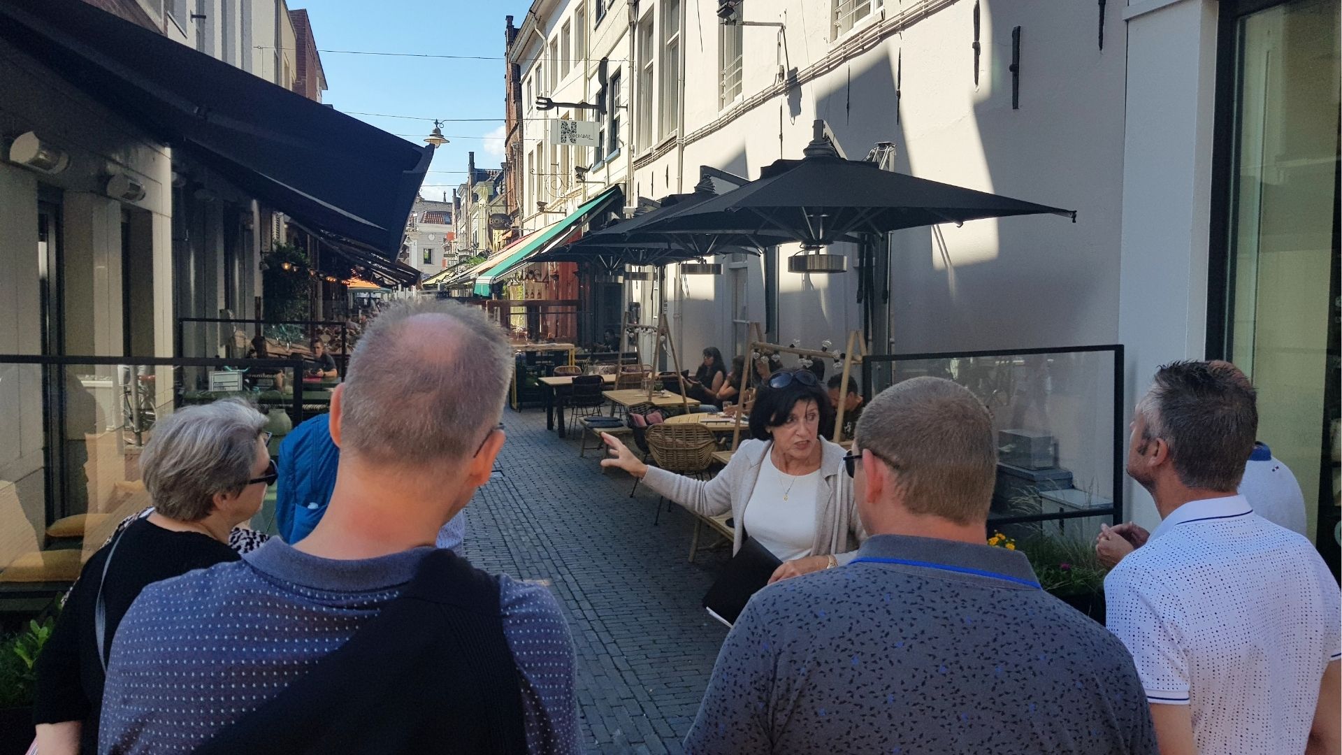 Stadsgids Maggy de Jong tijdens een stadswandeling in 's-Hertogenbosch bij de Korte Putstraat